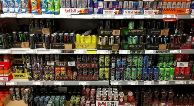 Sanidad analizará riesgos de bebidas energéticas en menores