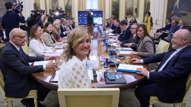 Gobierno propone veto al uso de móviles en escuelas