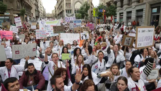 Profesionales de la salud en Cataluña protestan por condiciones laborales