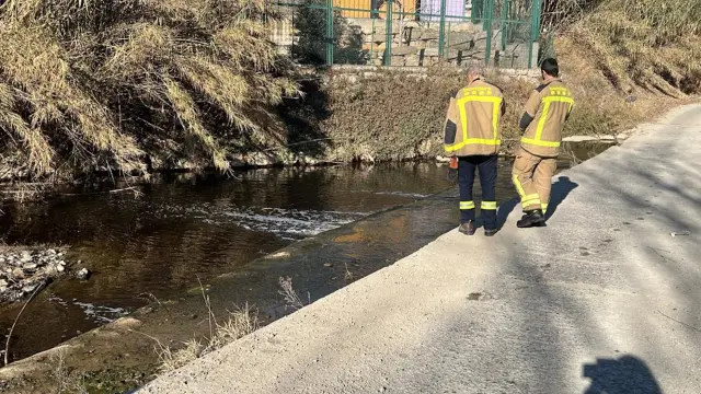 Robo de cañería provoca vertido de 20,000 litros de gasóleo en el río Anoia