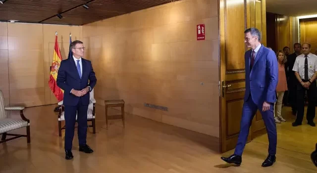 Sánchez y Feijóo buscan puentes en medio de dificultades