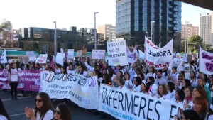 Protesta paraliza la Diagonal de Barcelona en rechazo a acuerdo