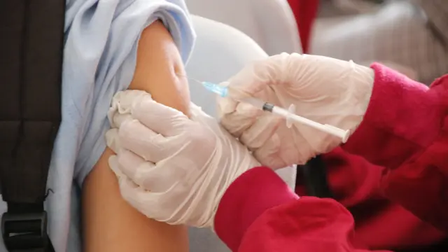 Comunidades refuerzan vacunación ante pico de gripe y COVID