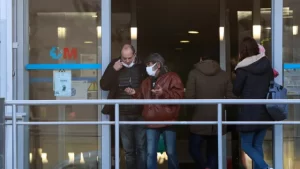 Discrepancias entre Madrid y el Gobierno central sobre el uso de mascarillas en centros de salud