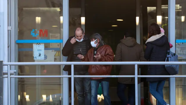 Discrepancias entre Madrid y el Gobierno central sobre el uso de mascarillas en centros de salud