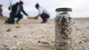 Fiscalía de Tarragona reabre investigación por vertidos de pellets en playas catalanas