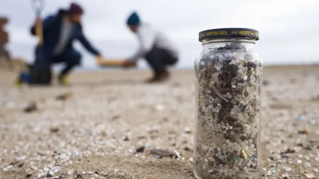 Fiscalía de Tarragona reabre investigación por vertidos de pellets en playas catalanas