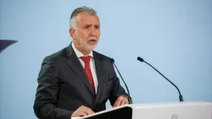 Gobierno declara emergencia por acumulación de pateras en Canarias