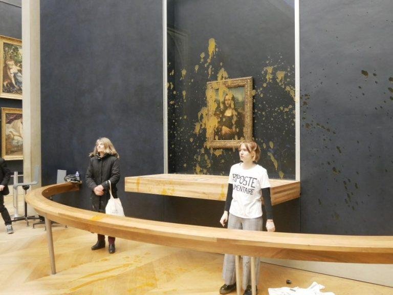 ¡Vandalizan la Mona Lisa! Manifestantes lanzan sopa en pro de una «revolución alimentaria»