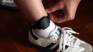 Cataluña inicia prueba piloto de pulseras GPS para reducir presos preventivos