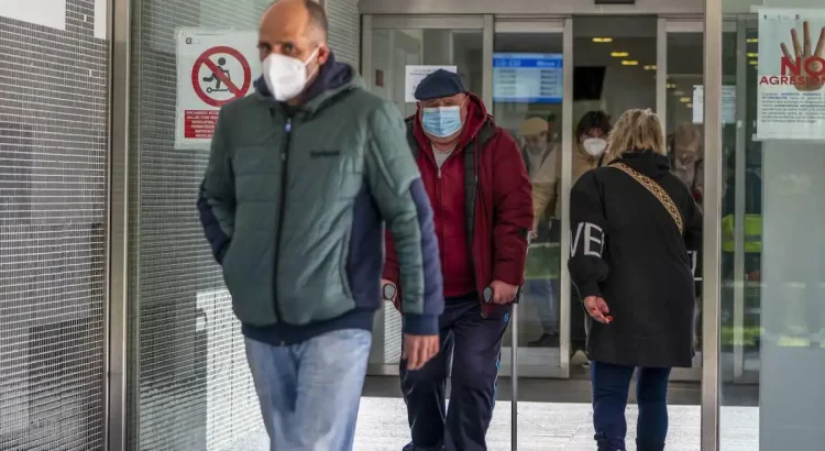 Descenso en la incidencia de gripe en España mientras la “tripledemia” persiste