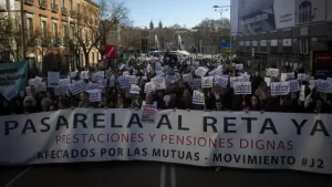 Abogados y procuradores marchan en Madrid exigiendo una jubilación digna