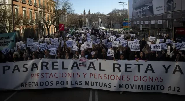 Abogados y procuradores marchan en Madrid exigiendo una jubilación digna