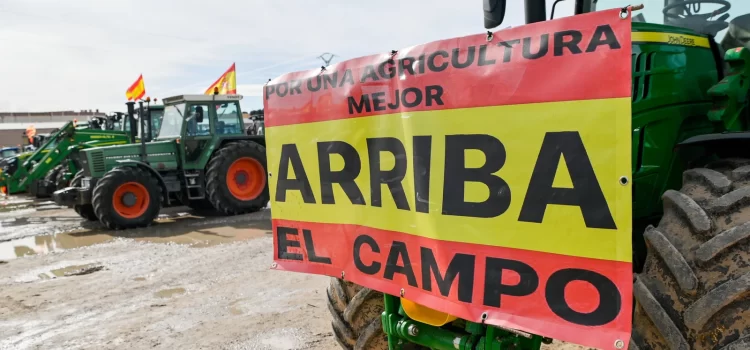 Agricultores marchan hacia Madrid para reunirse con el Gobierno