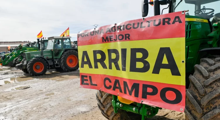 Agricultores marchan hacia Madrid para reunirse con el Gobierno