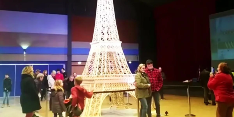 Entró al Guinness por construir una torre Eiffel con cerillos