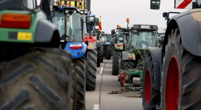 Protestas de agricultores interrumpen el tráfico en varias vías de acceso a Madrid