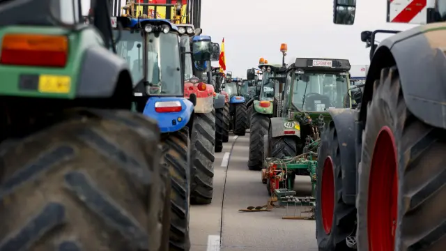 Protestas de agricultores interrumpen el tráfico en varias vías de acceso a Madrid