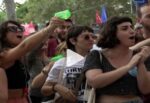 Manifestantes disparan con pistolas de agua a los visitantes en Barcelona