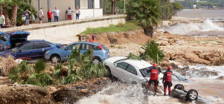 Hallan varios cadáveres tras inundaciones en Valencia provocadas por lluvias torrenciales