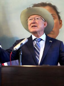 Ken Salazar critica la estrategia de seguridad de AMLO: “Abrazos, no balazos” ha fallado