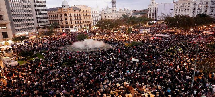 Miles protestan en Valencia por la gestión de las inundaciones en España