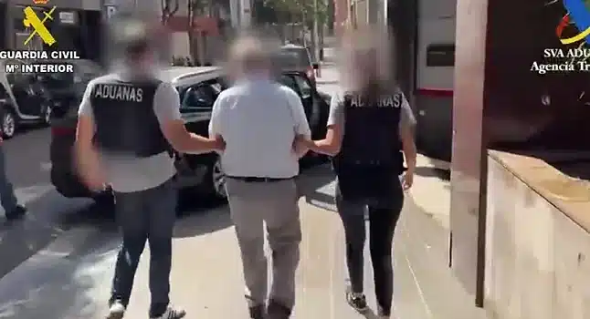 Detenido y a prisión un jefe de Vigilancia Aduanera en Cataluña por contrabando de tabaco a gran escala en el Puerto de Barcelona