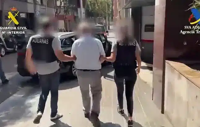 Detenido y a prisión un jefe de Vigilancia Aduanera en Cataluña por contrabando de tabaco a gran escala en el Puerto de Barcelona