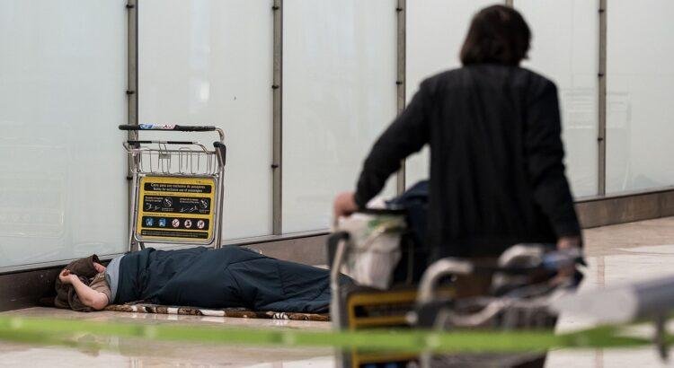 A partir de este jueves, 24 de julio, no se podrá pernoctar en el aeropuerto de Barajas