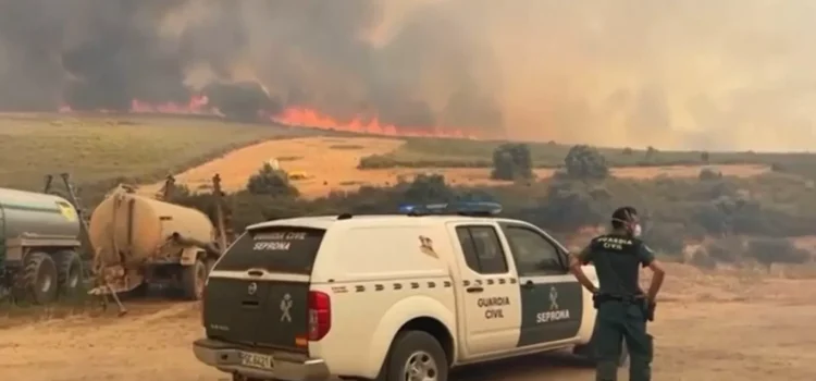 El fuego amenaza patrimonio, hogares y trenes en plena ola de calor en España