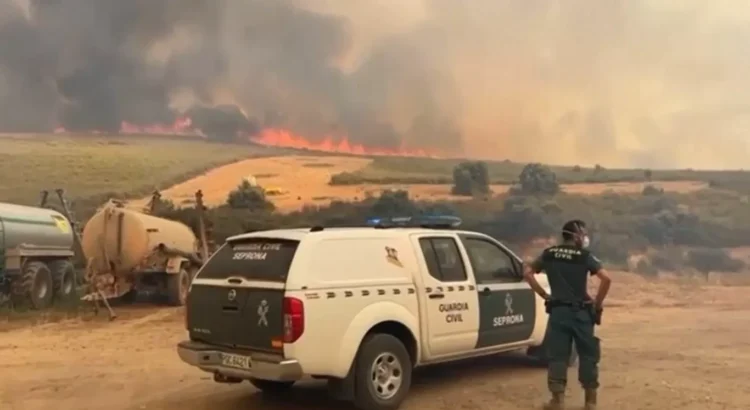 El fuego amenaza patrimonio, hogares y trenes en plena ola de calor en España