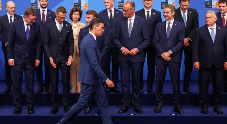 La gestión exterior de Sánchez aparta a España del bloque europeo