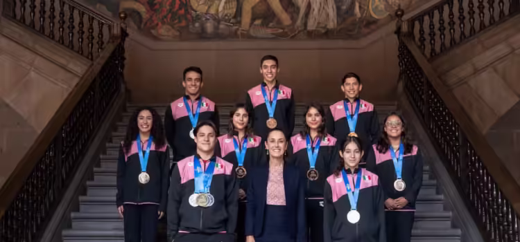 Sheinbaum recibe al equipo histórico de clavadistas en Palacio Nacional