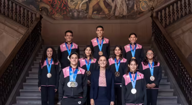 Sheinbaum recibe al equipo histórico de clavadistas en Palacio Nacional