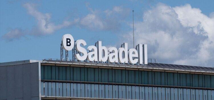 Los accionistas del Sabadell aprueban la venta de TSB al Santander en la recta final de la opa lanzada por BBVA