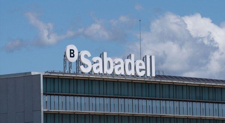 Los accionistas del Sabadell aprueban la venta de TSB al Santander en la recta final de la opa lanzada por BBVA