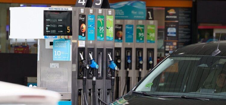 El precio de los combustibles sigue a la baja en víspera del puente del 15 de agosto