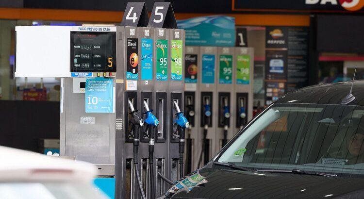 El precio de los combustibles sigue a la baja en víspera del puente del 15 de agosto