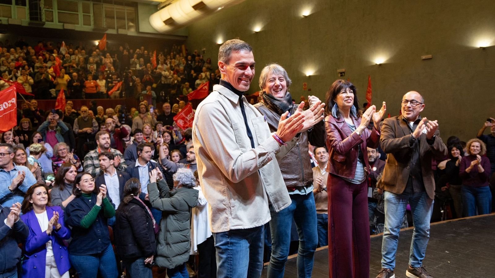 Sánchez defiende su ‘no a la guerra’ y critica a PP y Vox por su “servilismo”