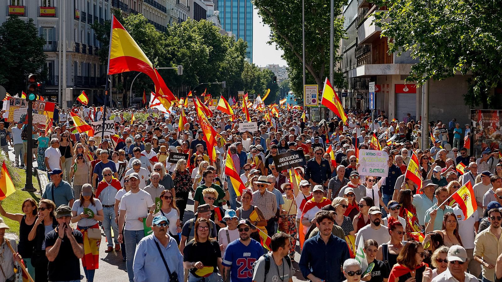 Miles de personas piden en Madrid la dimisión de Sánchez y la convocatoria de elecciones tras la imputación de Zapatero