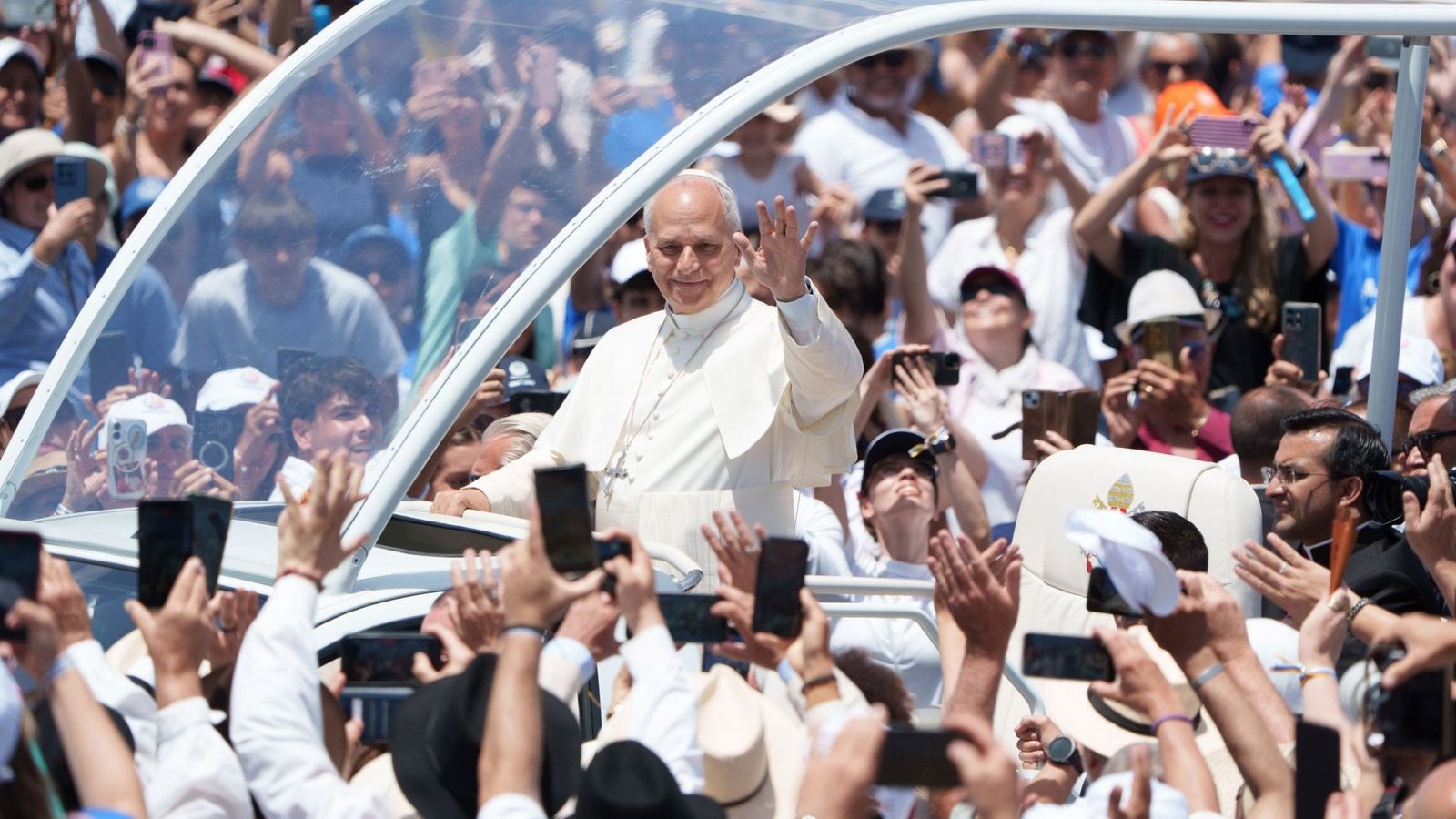 El papa culmina su viaje a España con una misa ante 35.000 personas