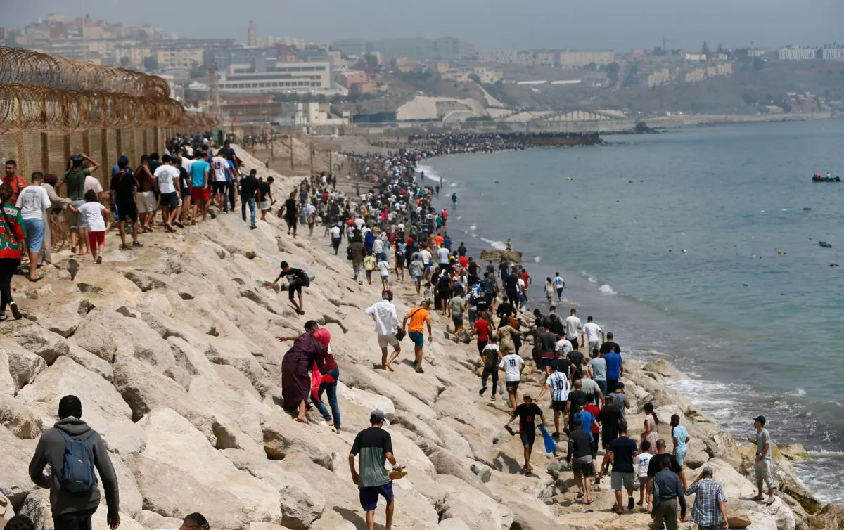 Miles de personas cruzan a nado la frontera en Ceuta en las últimas horas y se agrava la crisis migratoria
