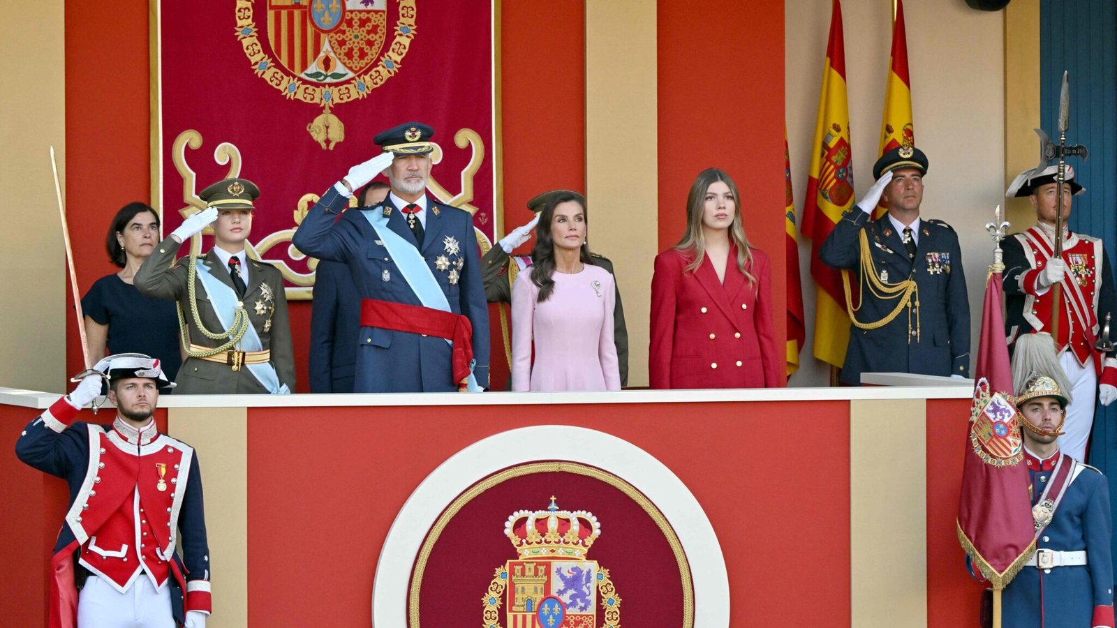 La familia real preside un desfile del 12-O marcado por la precampaña electoral y la crisis migratoria de Ceuta