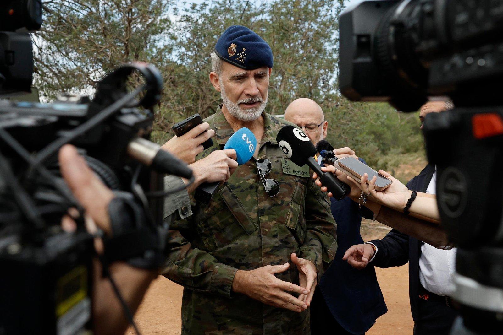 El rey pide avanzar “juntos” tras el “durísimo golpe” por el accidente de Urda y reclama medidas urgentes
